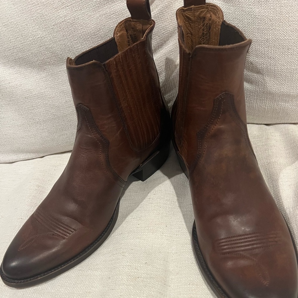Men’s Frye Grady chelsea 9 boot. Cognac pull on. Leather